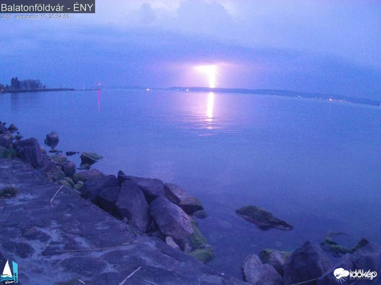 Lecsapó a távolban 