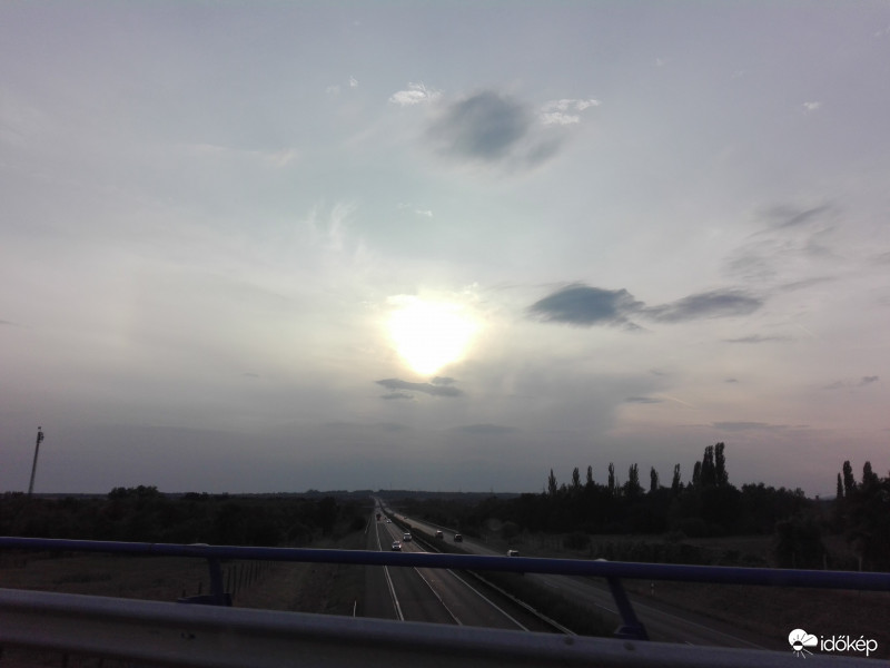 M3 autópálya és gyenge zápor panorámája