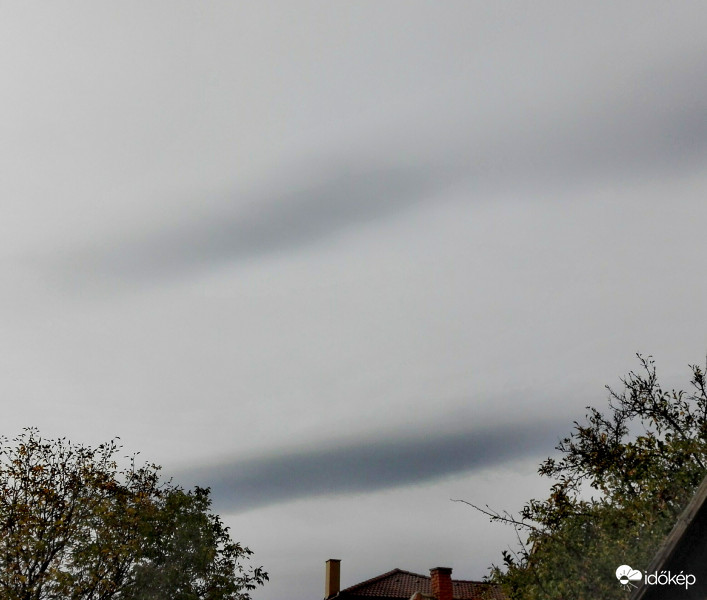 Szürke és hosszabb sávok mennek fent