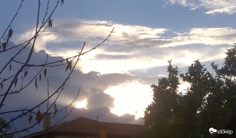 Felhőbe megy le a nap