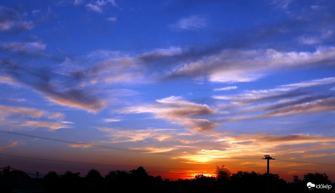 Naplemente fátyolfelhőben
