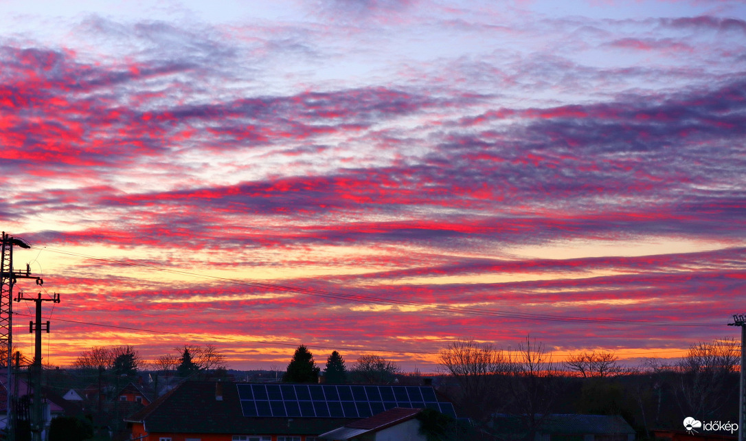 Felhők naplementében