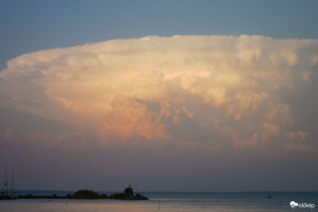 Egy távoli üllő Balatonfüredről-2