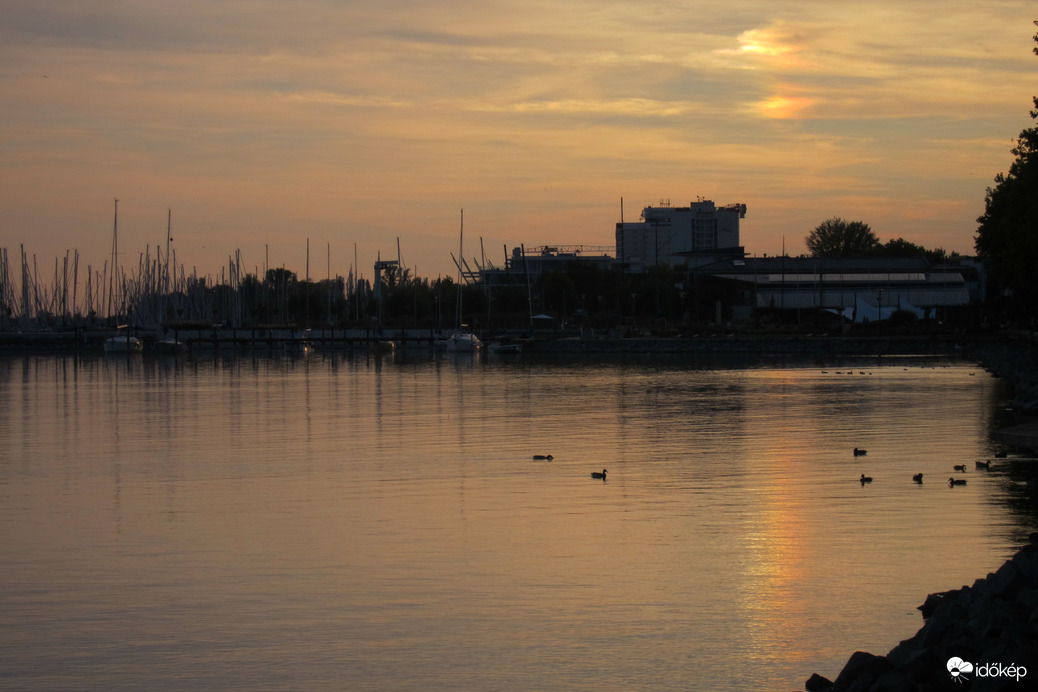 Vízben tükröződő szivárványos melléknap Balatonfüreden -1