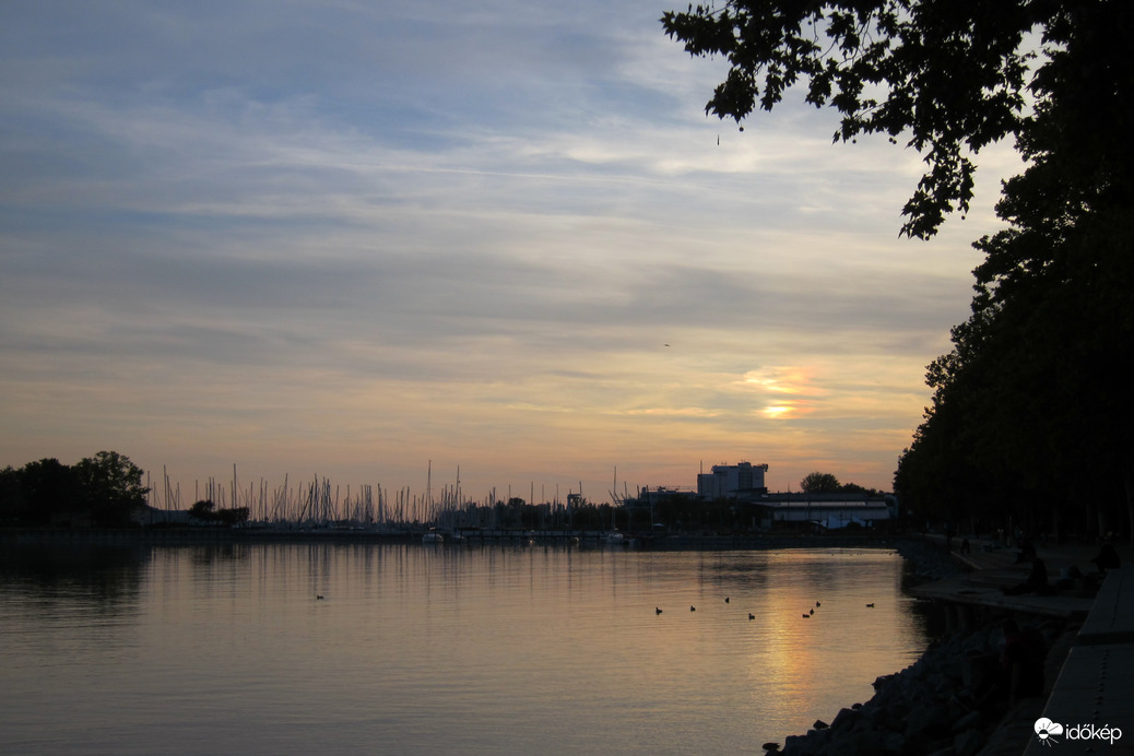 Vízben tükröződő szivárványos melléknap Balatonfüreden - 2