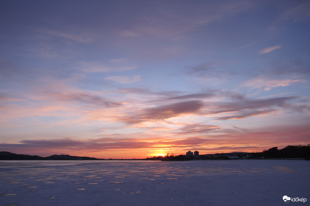 Színes felhők a jeges Balaton fölött-2