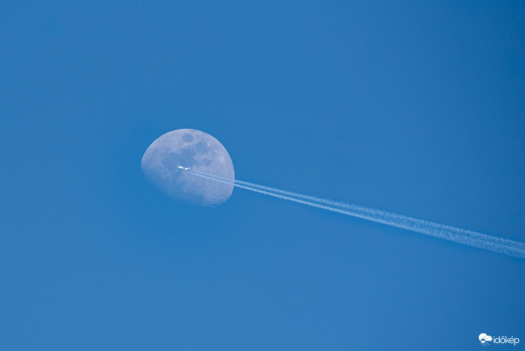 Holdba szálló gépmadár