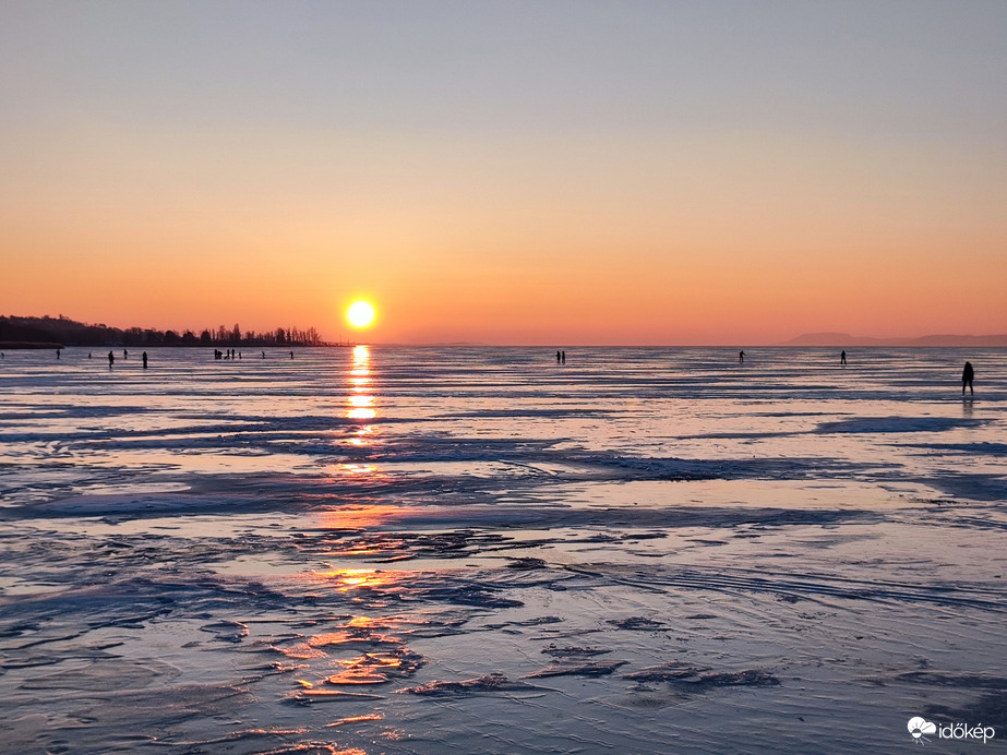 Korcsolyázók a naplementében 