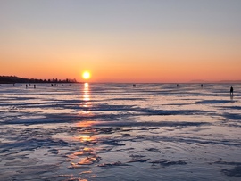 Korcsolyázók a naplementében 