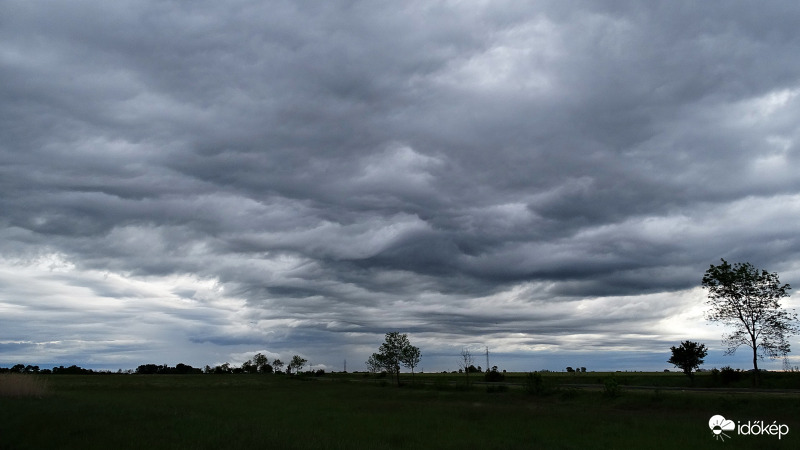Hullámzó felhők ma reggel Homokmégy térségében.