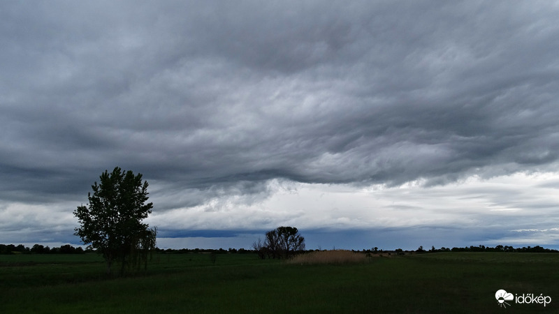 Hullámzó felhők ma reggel Homokmégy térségében.