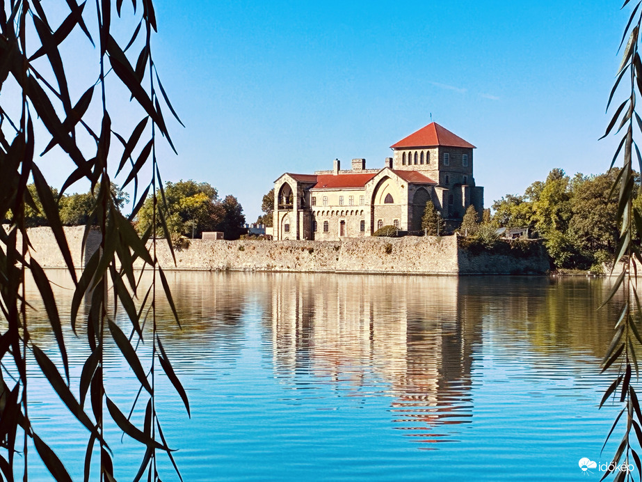 Tatai vàr tükröződik az Öreg-tó vizèn