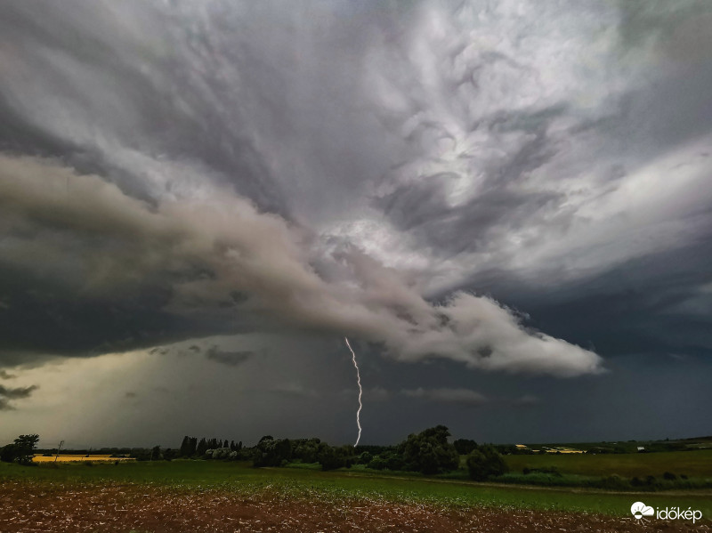 Lecsapó és a közeledő zivatar. 