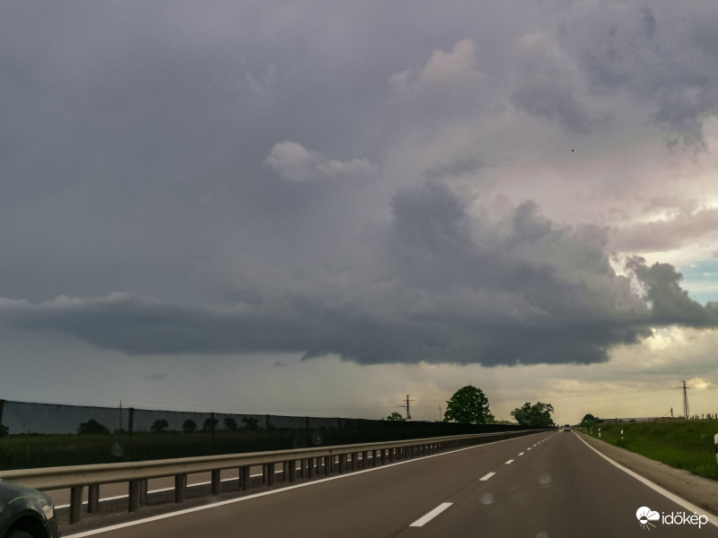 21-es útról nézve, Hatvan irányába. 