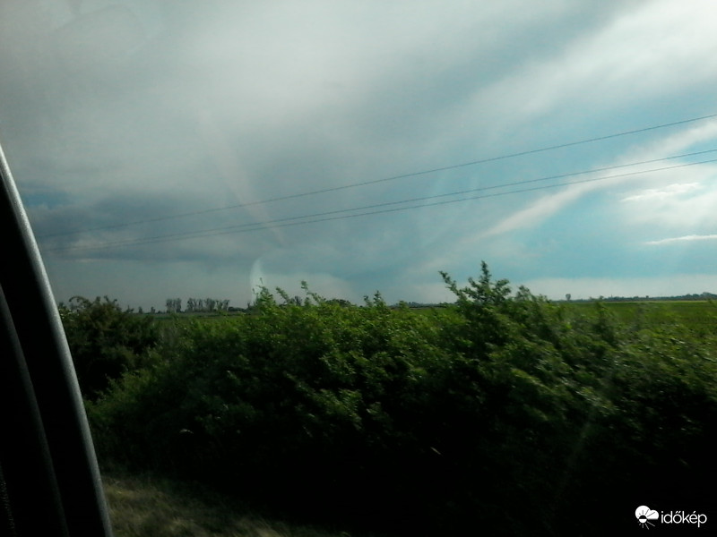 Záporfelhő a távolban!