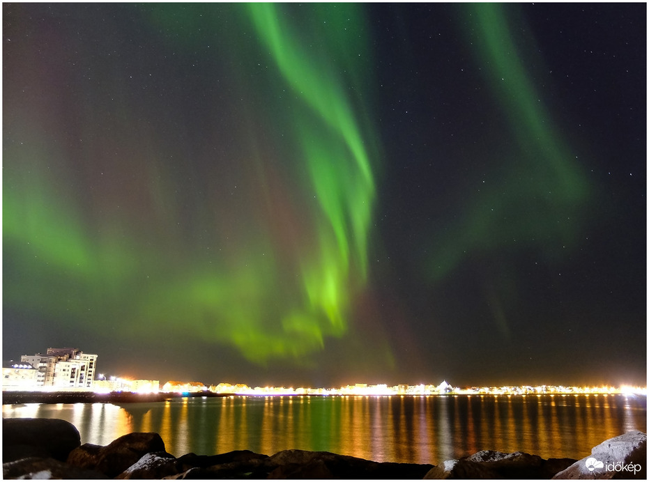 Sarki fény Reykjavík felett