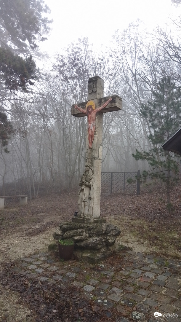 Kálvária ködbe burkolózva