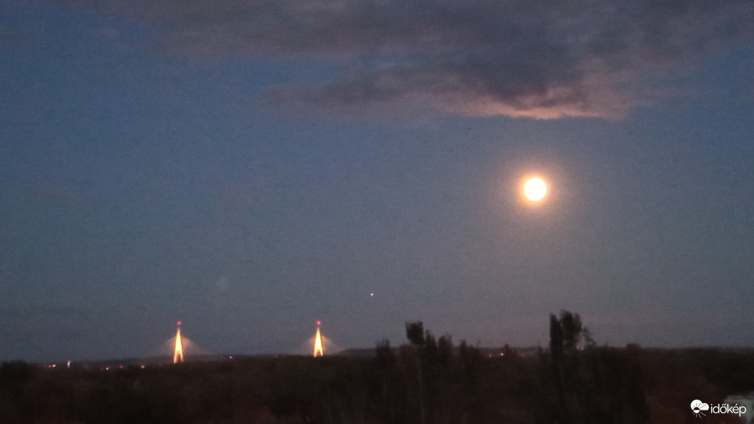 Ez már a Jupiter balra a teliholdtól?