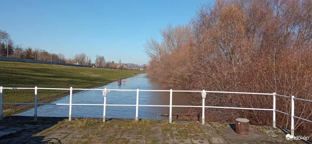 Az áradó Duna Pünkösdfürdőnél 