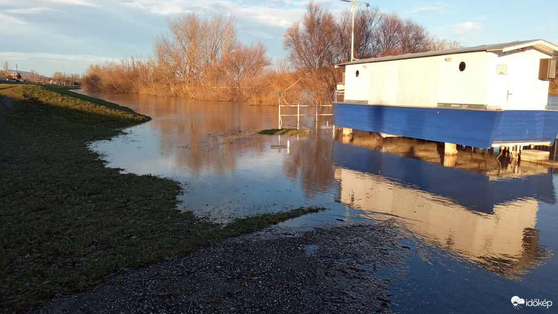 December 26-ai Duna, Pünkösdfürdőnél 