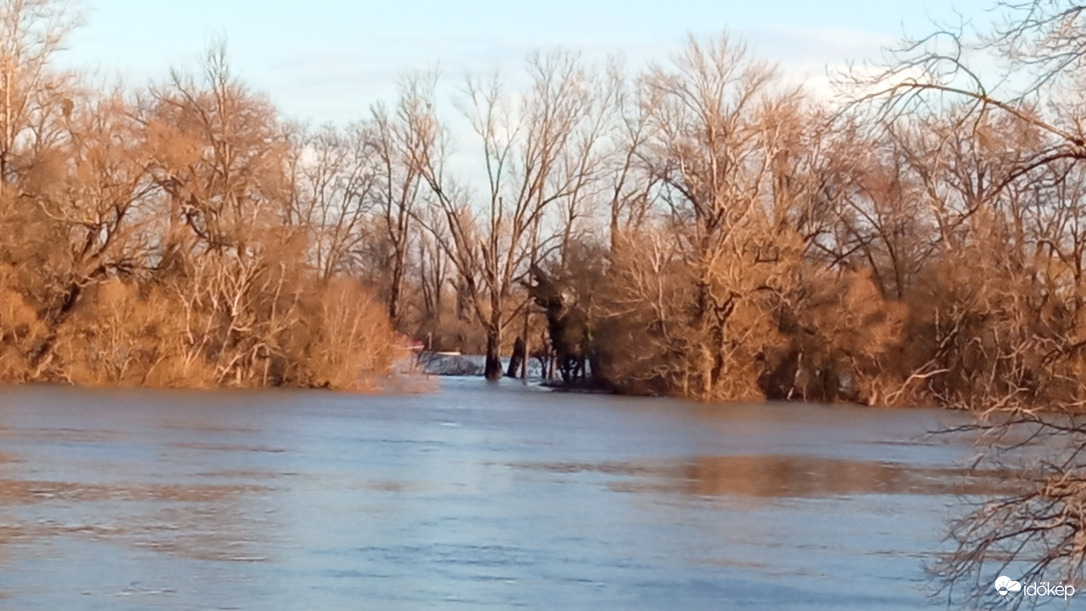 December 26-ai Duna, Pünkösdfürdőnél 