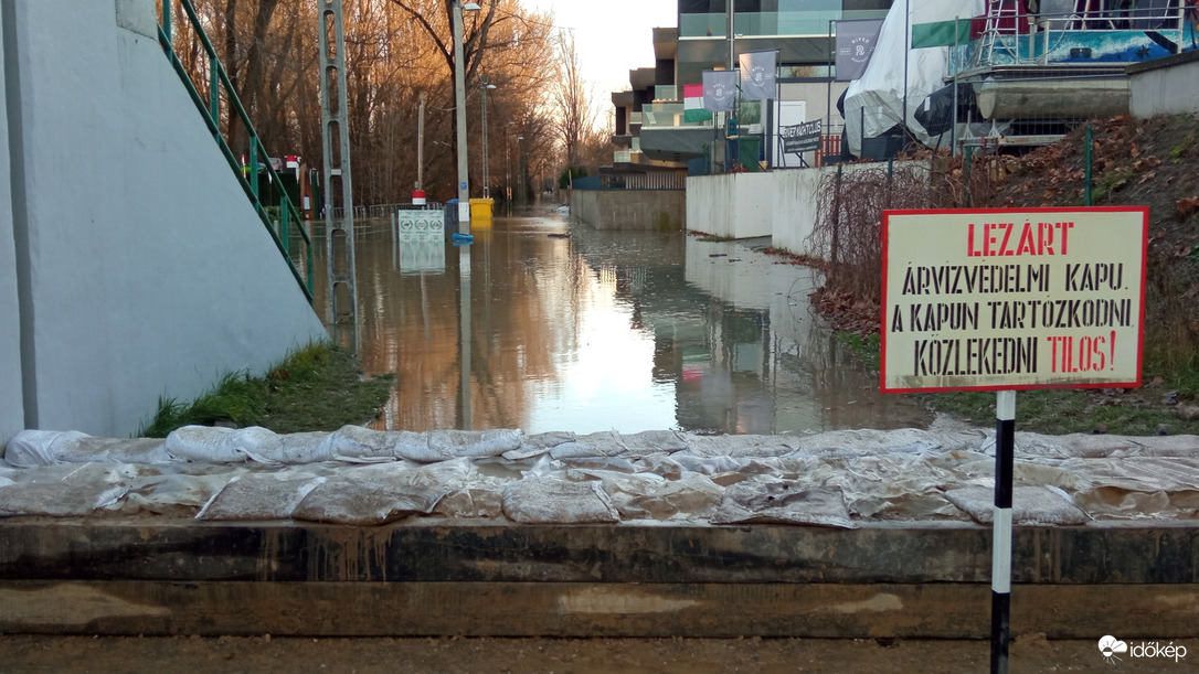 Tegnap még kutyát sétáltattak itt December 26-ai Duna, Pünkösdfürdőnél 