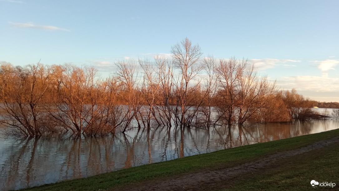 December 26-ai Duna, Pünkösdfürdőnél 