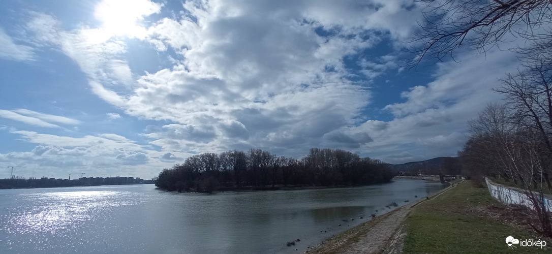 Óbudai-sziget északi csúcsa a kép közepén 