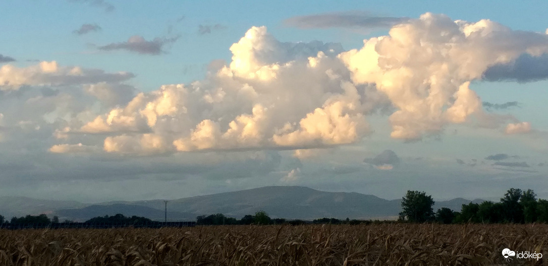 Felhők Jászdózsától északra, háttérben a Mátra