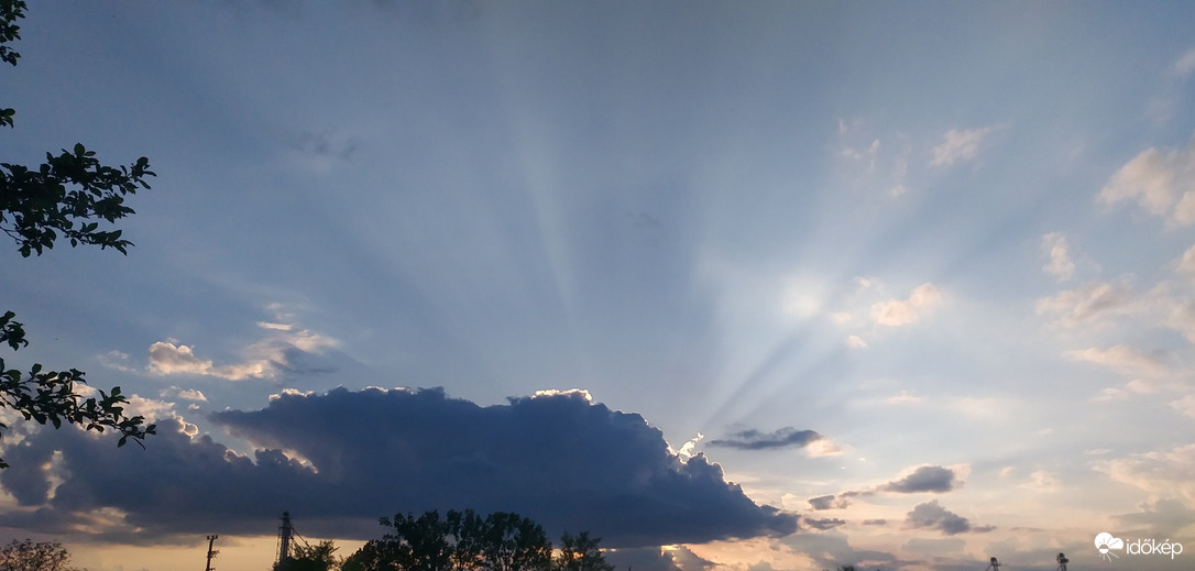 Előbb még elbújt, aztán elköszönt...