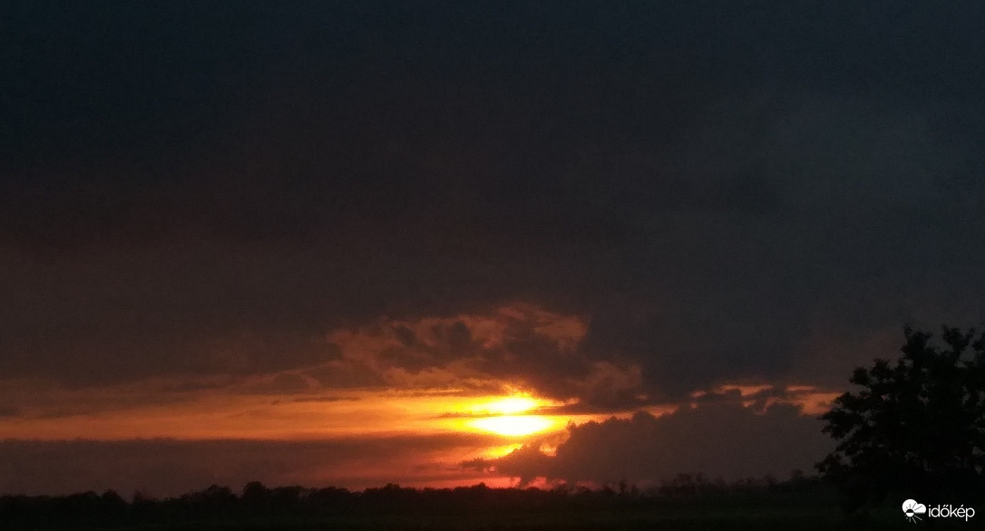 Esőfelhők koszorújában 