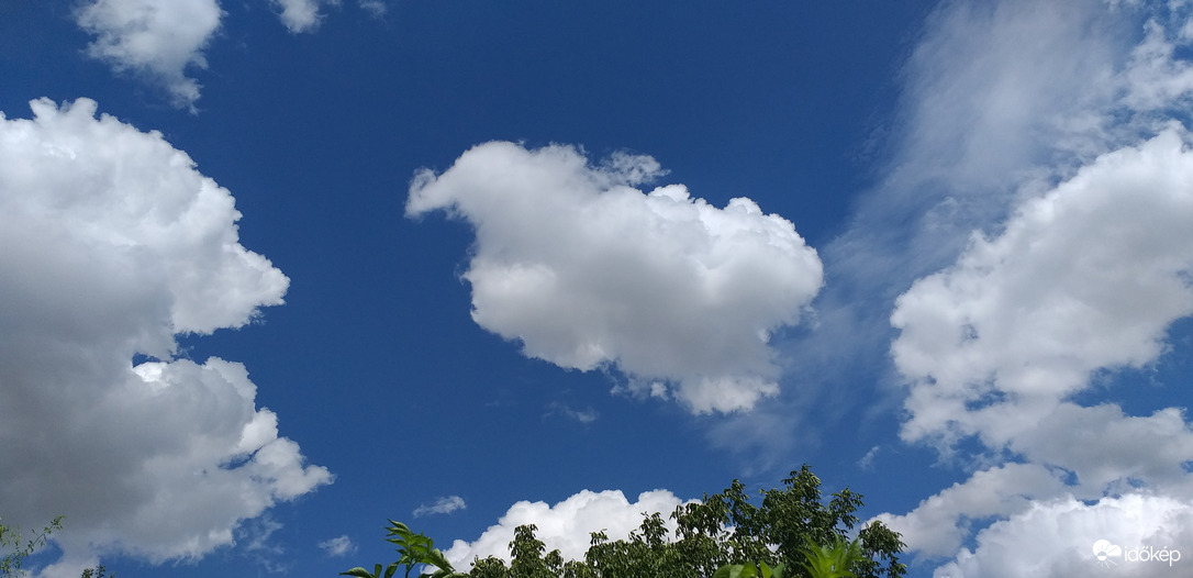 "Tejszínhab" gomolyfelhők 