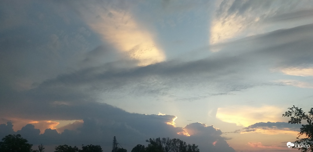 Nyugat felé távolodó zivatar a bújócskázó Nappal 