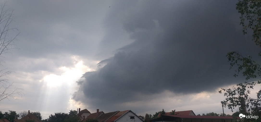 Átrobogó felhőfal