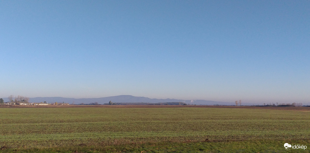 A Mátra előtere, őszi napsütésben 