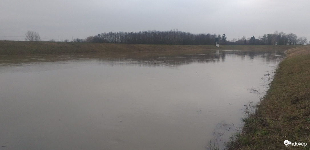 Az áradó Tarna Jászdózsánál 