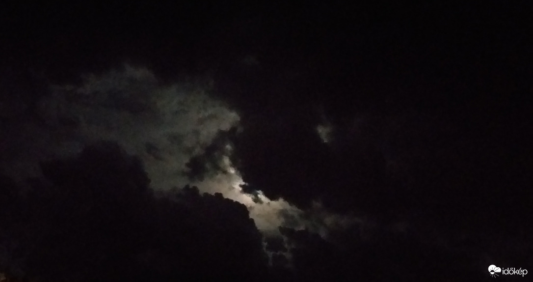 "Viharfelhők" a Hold előtt 