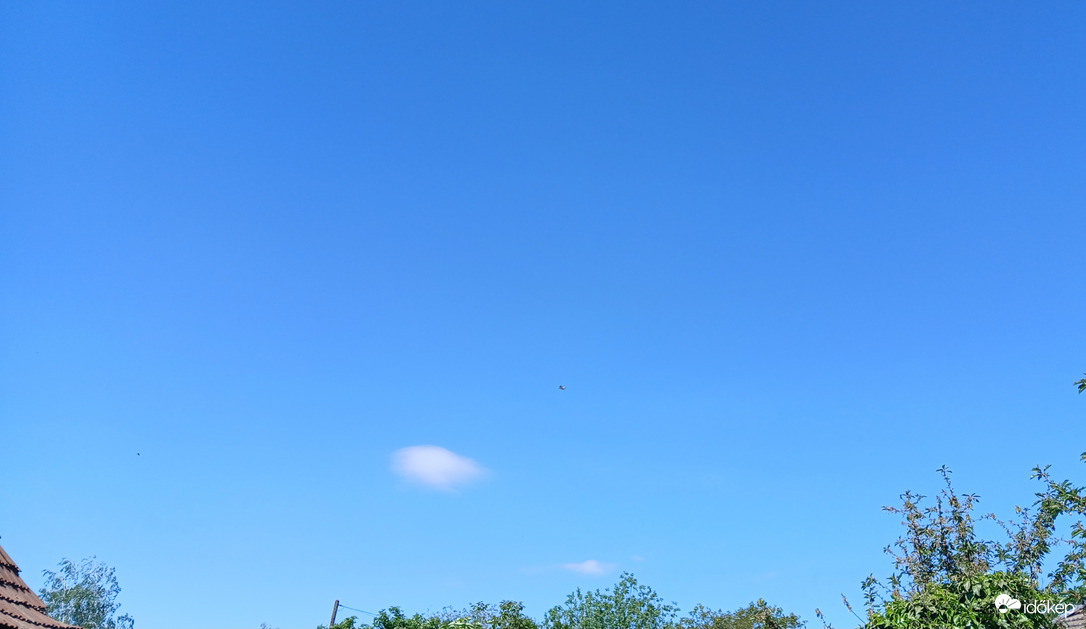 Ennyi, 1 db felhő...