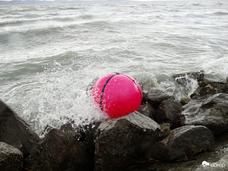 Rózsaszín gömb a viharos Blatonban - 1