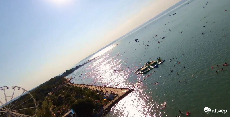 Fürdőzők ezrei a Balatonban - 7