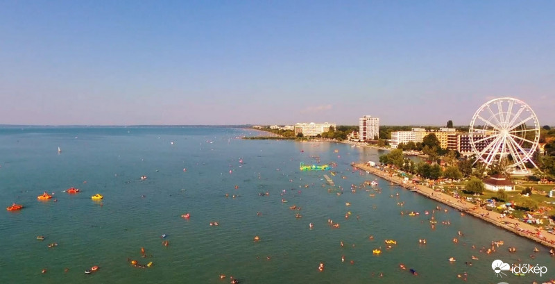 Fürdőzők ezrei a Balatonban - 8
