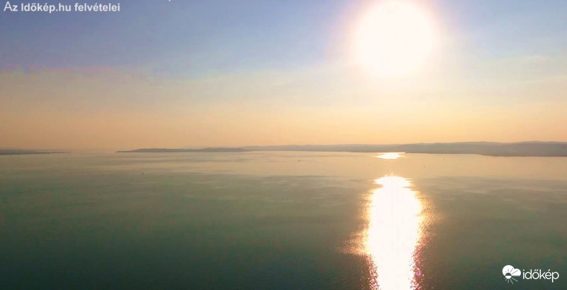 Fürdőzők ezrei a Balatonban - 9