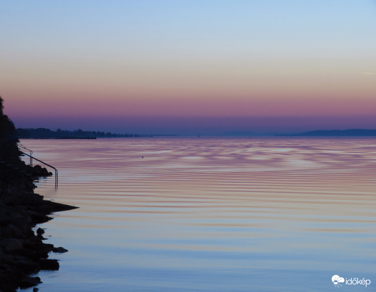 Érdekes fodrozódás a balatoni vízfelszínen