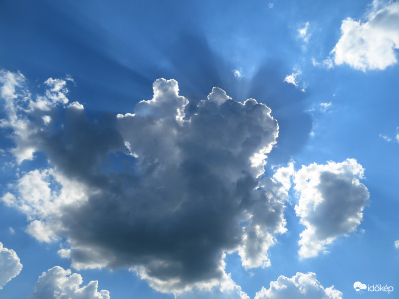 Tyndall-sugarak felhőárnyékkal