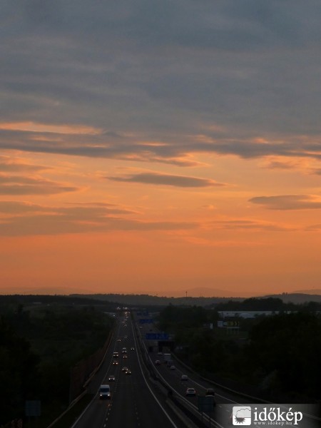 Naplemente a M3-as felett (ma 19:27-kor)