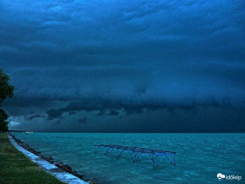 Siófoki partról nézve (2016. 07. 13., 20:20-kor)