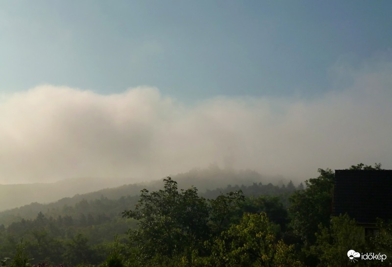 Párás reggel (ma 07:44-kor Gödöllő felett)