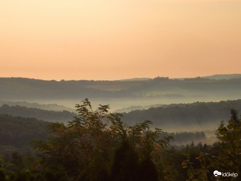 Reggeli pára a völgyben