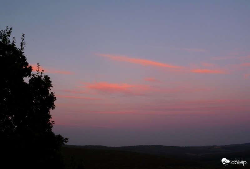 Cirrusok naplemente idején a K-i égbolton