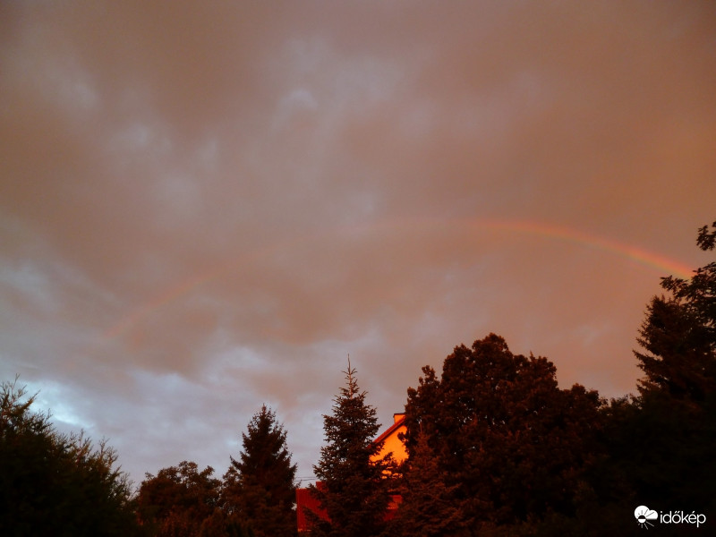 Napfelkelte szivárvánnyal